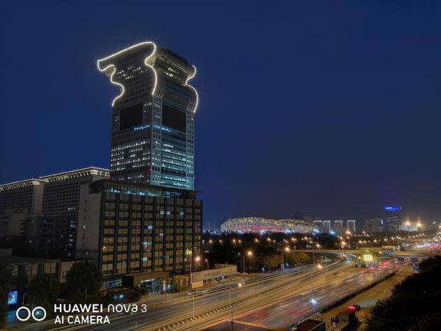 極客網(wǎng)  北京的夜，霓虹閃爍，華為nova3幫你紀(jì)錄北京夜景