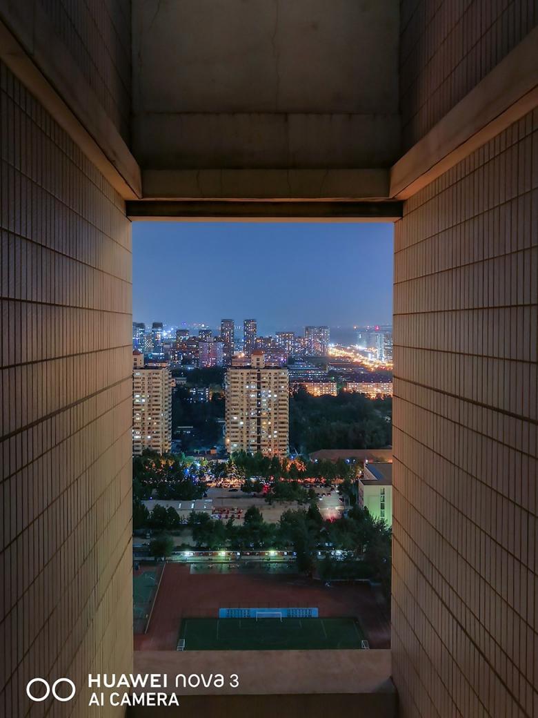 極客網(wǎng)  北京的夜，霓虹閃爍，華為nova3幫你紀(jì)錄北京夜景