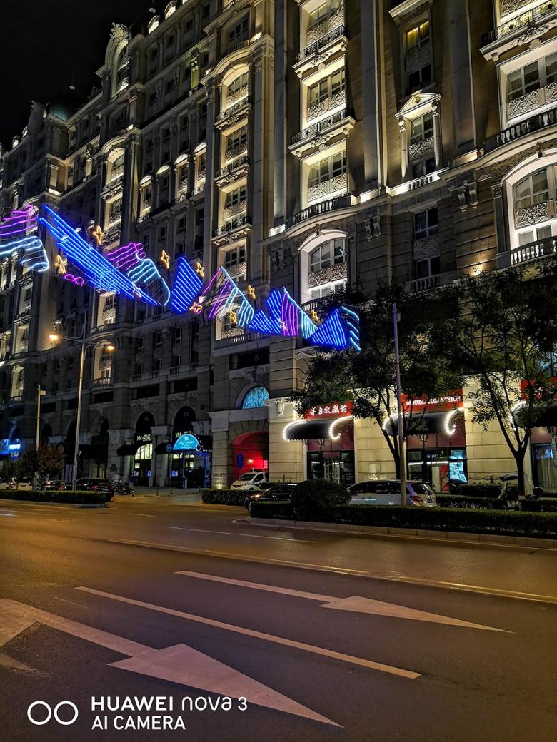 極客網(wǎng)  北京的夜，霓虹閃爍，華為nova3幫你紀(jì)錄北京夜景