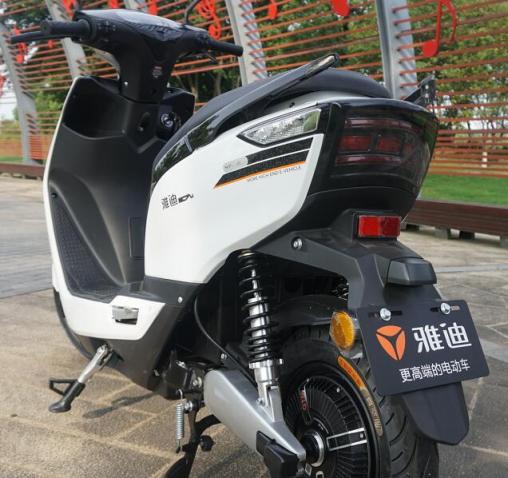 兩輪電動車界的“特斯拉”襲來,雅迪“繽鉆版”的國際感體驗(yàn)