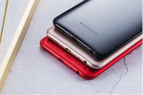 vivo Y81s圖賞：全新全面屏＋AI攝影，顏值與實力兼?zhèn)?/></p><p>整個機(jī)身背部除了相機(jī)和閃光燈部分，沒有多余的開口，后蓋和中框的銜接也堪稱完美，機(jī)身一體性極強(qiáng)。另外，需要特別說明得是，Y81s 選擇了Fake Wake面部識別作為解鎖方案。相對于指紋識別，新的解鎖方式具有非接觸、極其快速等優(yōu)點，科技感滿滿。</p><p align=