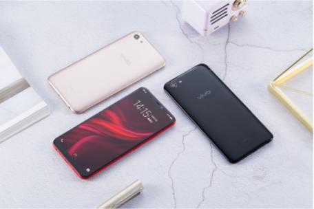 vivo Y81s圖賞：全新全面屏＋AI攝影，顏值與實力兼?zhèn)?/></p><p>Y81s 后置鏡頭擁有1300萬像素，支持自動對焦。支持慢鏡頭、延時攝影、動態(tài)照片、美顏、專業(yè)拍照、濾鏡功能，也支持超清畫質(zhì)拍攝，攝影和拍照都表現(xiàn)不俗。</p><p align=