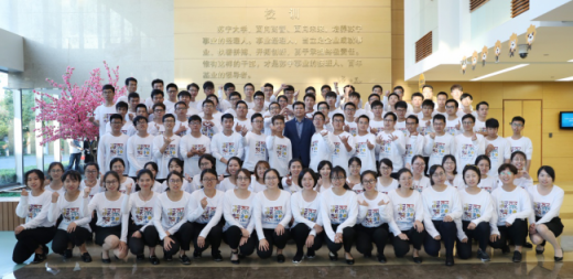 蘇寧全球引進(jìn)萬(wàn)名“高校畢業(yè)生”，進(jìn)蘇寧就贏在了起跑線！