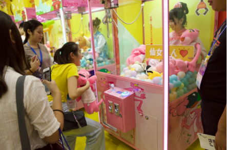 叮叮抓娃娃亮相GTI廣州展，美女娃娃機(jī)引爆全場(chǎng)
