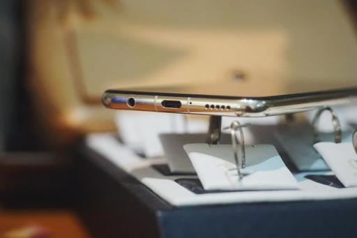 華為穩(wěn)了！麥芒7雙光束3D效果遠超金色iPhone