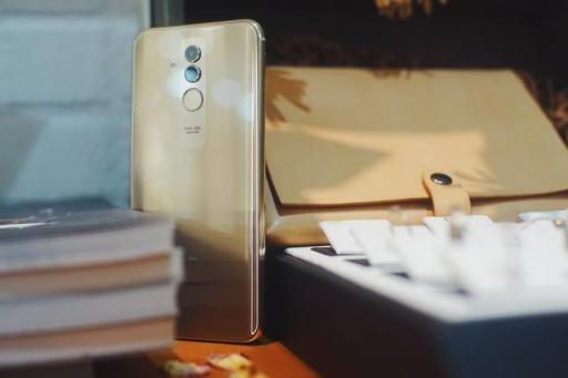 華為穩(wěn)了！麥芒7雙光束3D效果遠超金色iPhone