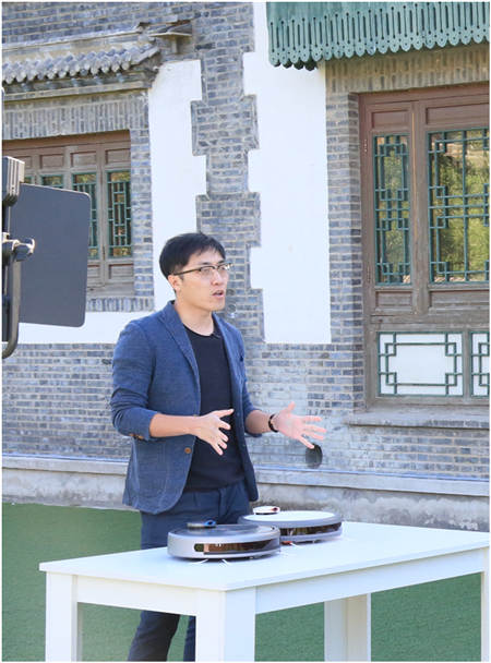 小狗R55掃地機器人首度亮相 王自如現場評測