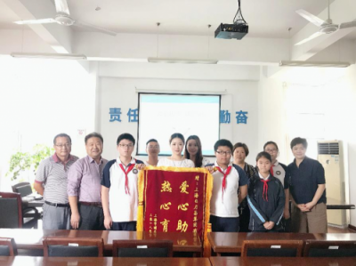 上海藍(lán)絲帶公益基金會(huì)聯(lián)合發(fā)起人張毓桐女士開展愛心公益捐贈(zèng)活動(dòng)