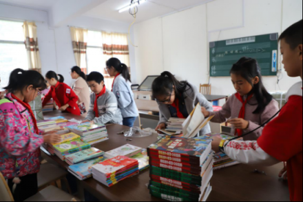 “每人一本書，捐助10座圖書館” 貝店愛心助學(xué)恩施點(diǎn)亮山區(qū)孩子未來