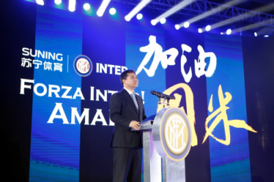 張近東頻繁在國(guó)際場(chǎng)合發(fā)聲，到底下的是哪步棋？