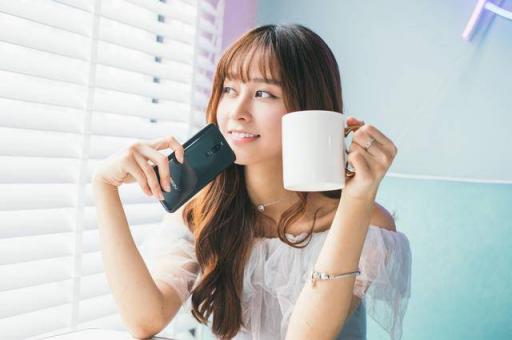 魅族X(qián)8還有漸變色設(shè)計(jì)？網(wǎng)友：不好意思，只注意小姐姐