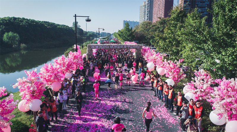 玫琳凱2018杭州國際女子馬拉松鮮花跑道正式亮相，粉色布局引爆浪漫少女心?