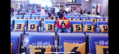 300個(gè)黃色抱枕“空降”火車站，蘇寧雙十一新玩法？
