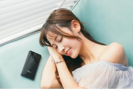 拒絕刻板印象，原來魅族X8可以把劉海設(shè)計(jì)得這么美