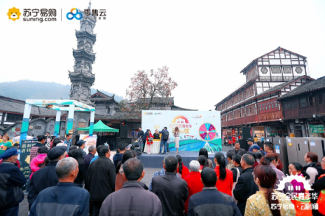 蘇寧“云游小鎮(zhèn)”現(xiàn)身成都街子鎮(zhèn)，老板夫婦請(qǐng)你“來?！?/></p><p>在活動(dòng)現(xiàn)場(chǎng)，老板夫婦化身“云游大使”，上臺(tái)邀請(qǐng)小鎮(zhèn)居民來“云游小鎮(zhèn)”現(xiàn)場(chǎng)來玩耍購物。10月中旬，由蘇寧易購零售云發(fā)起的“云游小鎮(zhèn)”項(xiàng)目，在全國招募8個(gè)小鎮(zhèn)落地。林波和羊霞作為“云游大使”，代表街子古鎮(zhèn)參選，最終當(dāng)選為全國8大“云游小鎮(zhèn)”之一。</p><p>此次雙十一，蘇寧易購把云游小鎮(zhèn)項(xiàng)目帶來街子古鎮(zhèn)，是小鎮(zhèn)居民第一次與大城市一樣感受購物節(jié)的樂趣和實(shí)惠。兩天的時(shí)間里，蘇寧易購還給小鎮(zhèn)居民帶來了魔鏡、小Biu、機(jī)器人等黑科技和新奇產(chǎn)品展示，此外還有美食品嘗，歌舞表演，一起上網(wǎng)上街上蘇寧。“云游小鎮(zhèn)”現(xiàn)場(chǎng)人頭攢動(dòng)，過往居民爭(zhēng)相參與展區(qū)互動(dòng)，感受蘇寧智慧零售帶來的便捷和美好。在加入蘇寧零售云之前，林波從沒有想到自己的店竟能在街子鎮(zhèn)產(chǎn)生這么大的轟動(dòng)。</p><p align=