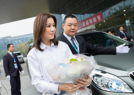 戲內(nèi)黑化戲外暖，雙十一佘詩曼駕到蘇寧總部