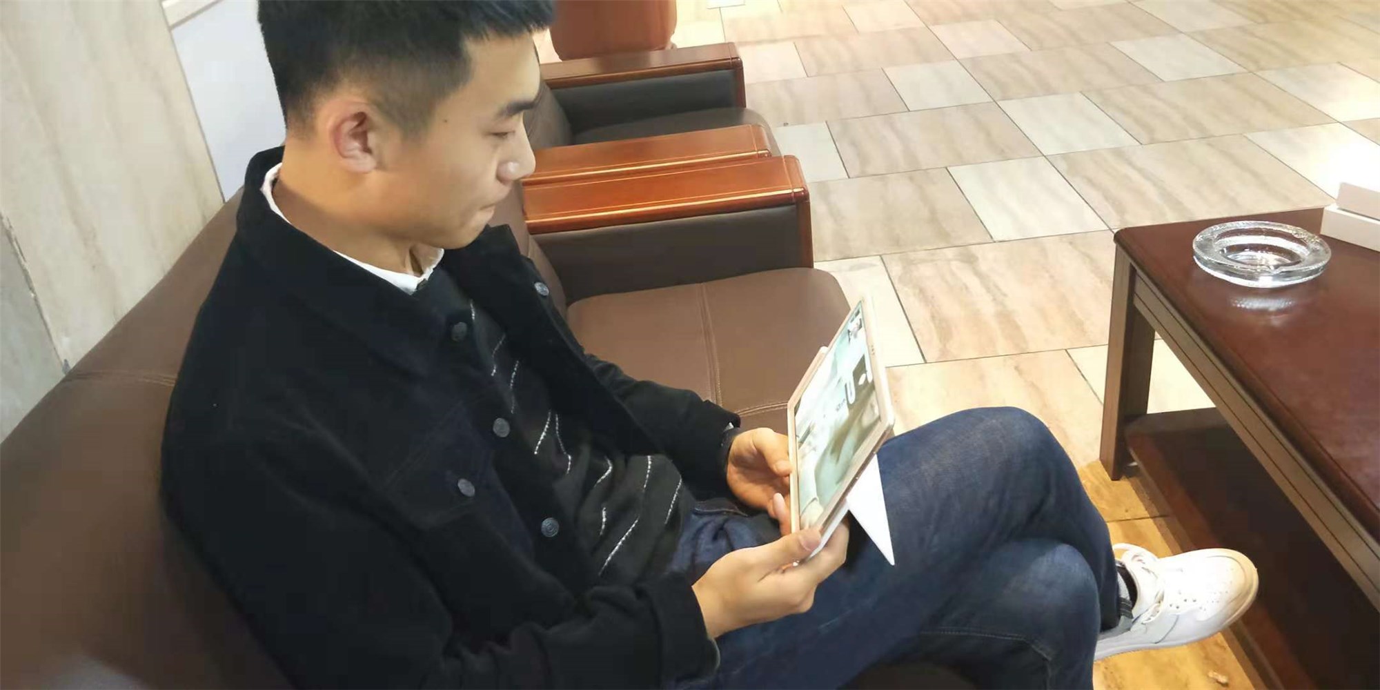 華為平板M5青春版只動口不動手，以后再也不用擔(dān)心爸媽不會用了！