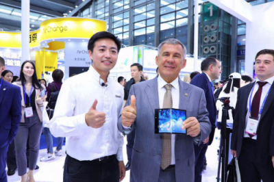 FlexPai柔派高交會再添鐵粉，柔宇CEO劉自鴻親自演示