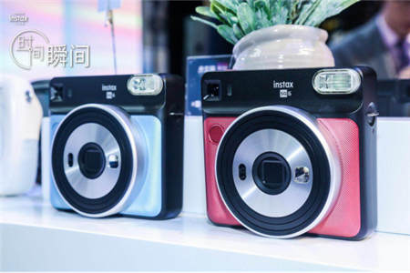 富士膠片發(fā)布首臺具有變焦功能的instax相機，再掀方形藝術(shù)個性潮流