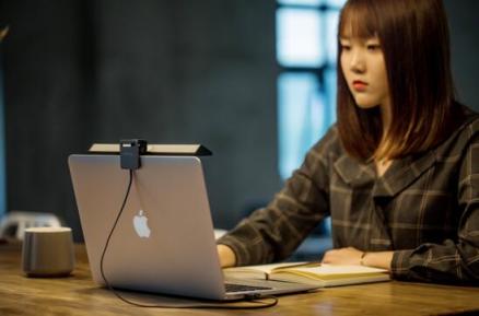 備受期待的明基ScreenBar Lite筆電智能掛燈終于來(lái)了！為你照亮每個(gè)不被辜負(fù)的夜晚