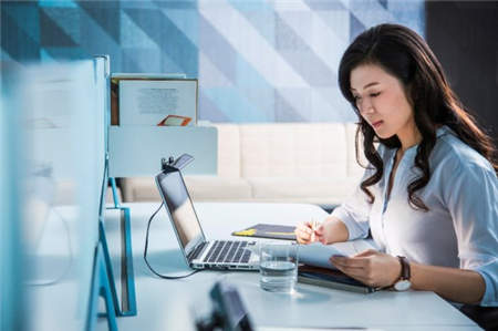 筆電屏幕反光？影響視力？筆記本掛燈了解一下
