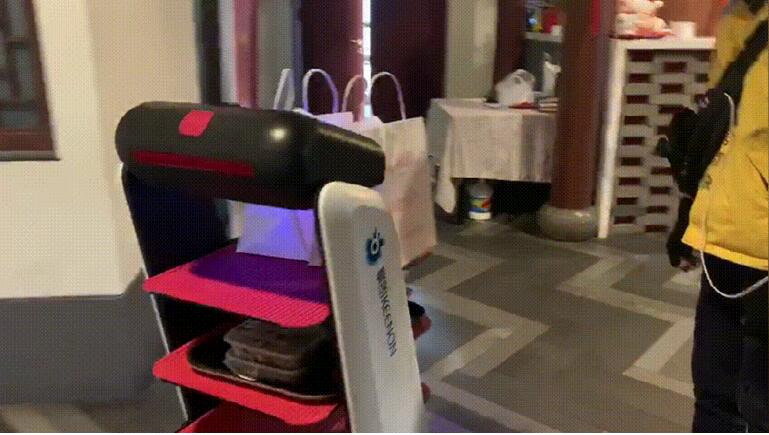 安全復(fù)工！峨嵋酒家借力擎朗送餐機器人打造“無接觸餐廳”