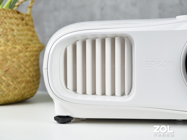打造高品質(zhì)客廳影院 愛(ài)普生4K家用投影機(jī)評(píng)測(cè)