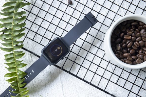 輕盈長續(xù)航才對(duì)味！華米Amazfit 米動(dòng)手表青春版 1S簡評(píng)