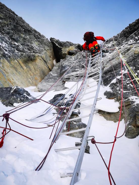 5月27日，2020珠峰高程測(cè)量登山隊(duì)正在向珠峰峰頂挺進(jìn)。新華社特約記者 扎西次仁 攝