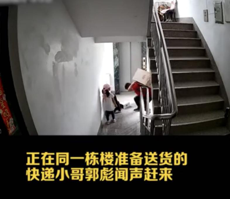 京東小哥路上播下善的種子“快遞叔叔救媽媽dan wu送空調(diào)，請您別怪他”