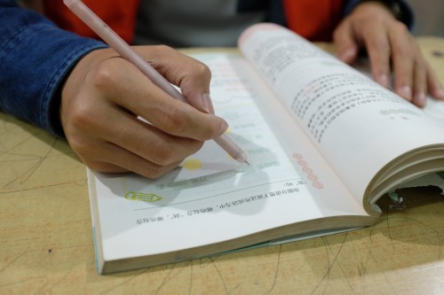 三雄極光：教室里的“假”燈光，該嚴(yán)打了！