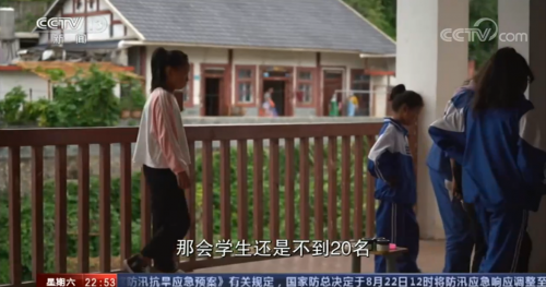 央視關(guān)注海嘎小學(xué)抖音演唱會，白巖松：山村“樂隊(duì)的夏天”讓人感動