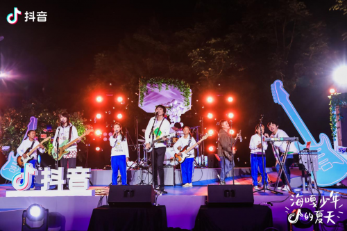 央視關(guān)注海嘎小學(xué)抖音演唱會，白巖松：山村“樂隊(duì)的夏天”讓人感動
