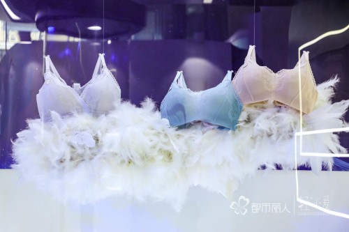 關(guān)曉彤吸貓大片上線，都市麗人成為鏟屎官的不二之選