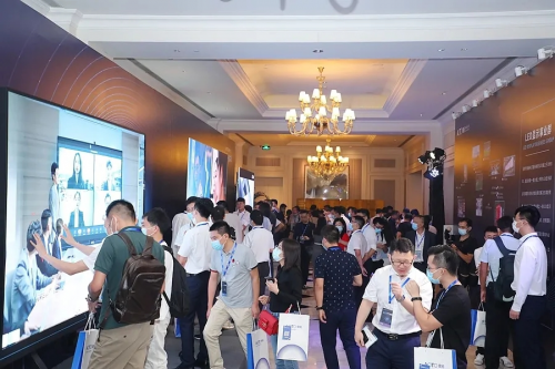萬(wàn)千想象，超越期待，就在奧拓電子智能會(huì)議一體機(jī)