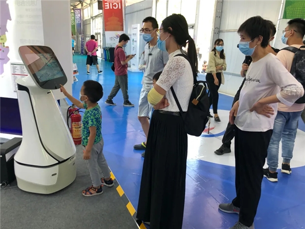 在服貿(mào)會等你！特斯聯(lián)智能機器人“兄弟”上崗服務(wù)