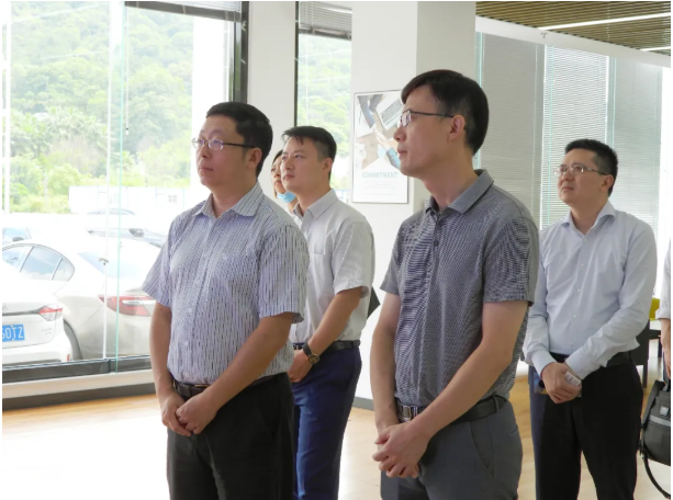 上海張江集團黨委書記、董事長袁濤與張江鎮(zhèn)黨委副書記、鎮(zhèn)長王慶率團到西人馬泉州公司進行考察