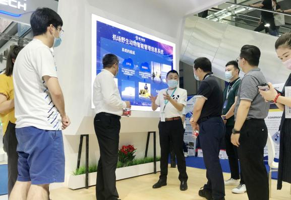科技創(chuàng)新賦能平安機(jī)場(chǎng) 賽為智能亮相2020全國(guó)民航安?？萍颊?/></p><p>在展位現(xiàn)場(chǎng)，賽為智能推出的機(jī)場(chǎng)野生動(dòng)物智能管理系統(tǒng)，精準(zhǔn)切中用戶需求痛點(diǎn)，吸引眾多機(jī)場(chǎng)客戶前來(lái)咨詢了解?，F(xiàn)場(chǎng)的工作人員介紹，機(jī)場(chǎng)野生動(dòng)物智能管理信息系統(tǒng)，主要是為了高效解決機(jī)場(chǎng)野生動(dòng)物及鳥禽監(jiān)測(cè)和防范難題、保障機(jī)場(chǎng)安全，通過(guò)科技手段預(yù)警，并防范鳥擊風(fēng)險(xiǎn)。</p><p align=