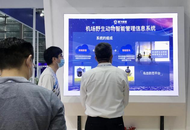 科技創(chuàng)新賦能平安機(jī)場(chǎng) 賽為智能亮相2020全國(guó)民航安?？萍颊?/></p><p>據(jù)了解，這套系統(tǒng)結(jié)合5G網(wǎng)絡(luò)大帶寬、高速率、低時(shí)延的優(yōu)勢(shì)，實(shí)時(shí)采集機(jī)場(chǎng)鳥禽類圖像，通過(guò)圖像識(shí)別和視頻分析等<a href=