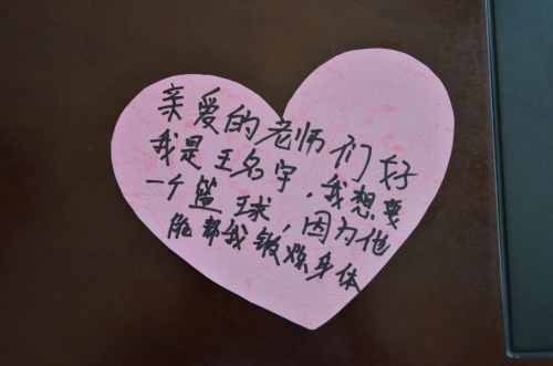 這個內(nèi)蒙7歲女孩的新學(xué)期心愿，是擁有一個書包