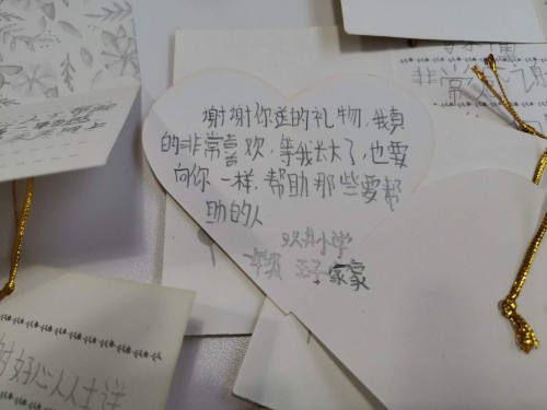 這個內(nèi)蒙7歲女孩的新學(xué)期心愿，是擁有一個書包