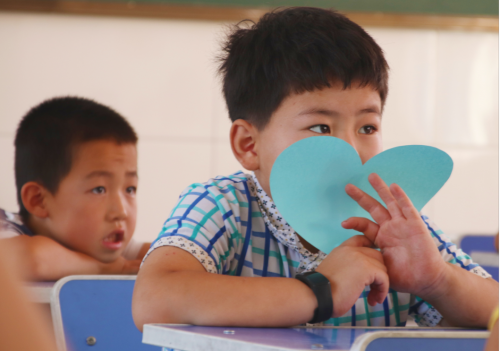這個內(nèi)蒙7歲女孩的新學(xué)期心愿，是擁有一個書包