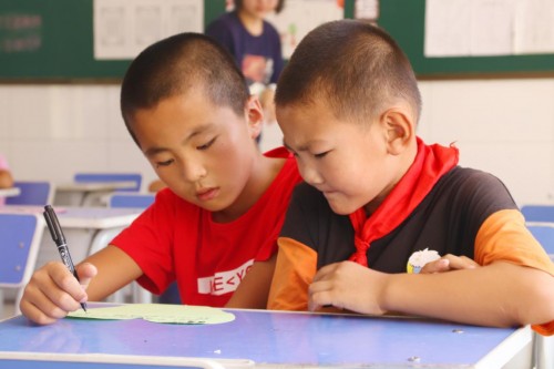 這個內(nèi)蒙7歲女孩的新學(xué)期心愿，是擁有一個書包