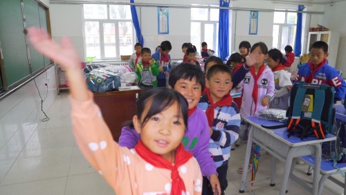 這個內(nèi)蒙7歲女孩的新學(xué)期心愿，是擁有一個書包