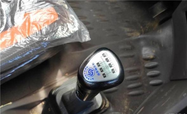 月入1萬，年底分紅10萬，乘龍燃?xì)廛噹椭鹩泳呱现赂宦?/></p><p>關(guān)于駕駛體驗(yàn),金佑君評價(jià)道:“現(xiàn)在這輛乘龍H7的百公里平均氣耗還不到30公斤。雖然我跑的不是長途,但也能明顯感覺到車輛油門、剎車和離合調(diào)教得剛剛好,反饋力度合適,即便長時(shí)間駕駛腳也不會酸。”</p><p align=
