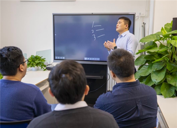 自由發(fā)揮方向：新華社智能化編輯部如何開(kāi)會(huì)？這項(xiàng)黑科技貫穿全程
