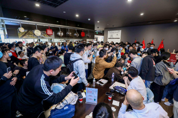 堅果手機(jī)火爆多城線下店，堅果團(tuán)隊與粉絲溝通創(chuàng)新產(chǎn)品理念