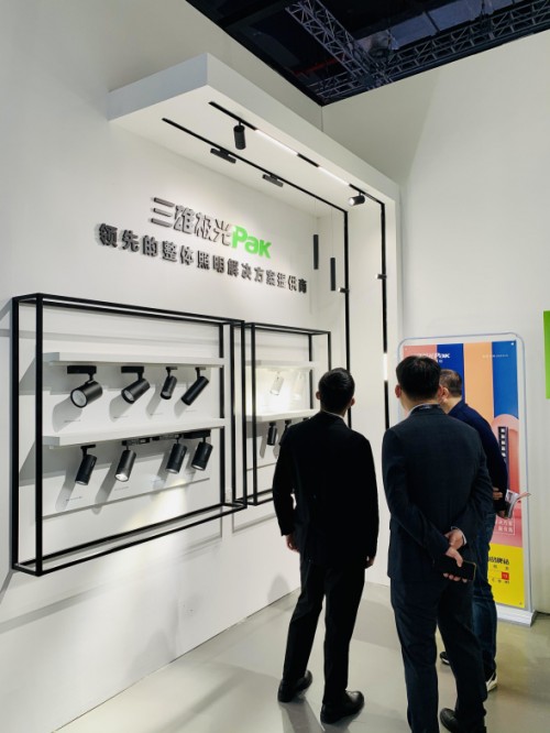 人從眾模式開啟！三雄極光刷爆零售展！