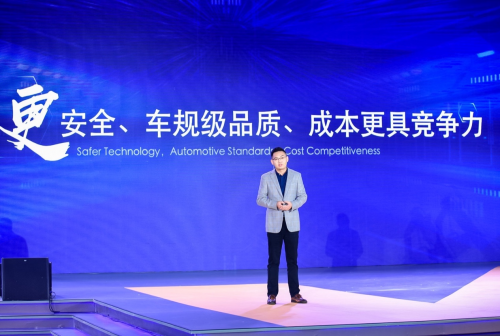 中國(guó)動(dòng)力電池企業(yè)圍剿安全“灰犀?！?/></p><p>安全是電動(dòng)汽車應(yīng)該具備的自然屬性,是無(wú)法與其它性能進(jìn)行平衡的指標(biāo)。能否真正解決安全風(fēng)險(xiǎn),將成為車企接下來(lái)選擇電池供應(yīng)商的核心考量因素。業(yè)內(nèi)分析指出,蜂巢能源從電池系統(tǒng)的設(shè)計(jì)和制造兩個(gè)層面來(lái)對(duì)于安全進(jìn)行提升的思路,對(duì)于整個(gè)行業(yè)都具有借鑒意義。</p><p>一是防范動(dòng)力電池安全一定要系統(tǒng)著眼。要從不同層級(jí)和維度建立系統(tǒng)的解決方案,從材料選擇與控制、電芯級(jí)規(guī)格選型與設(shè)計(jì)、生產(chǎn)制造品質(zhì)控制、模組及PACK級(jí)的安全防護(hù)、整車驗(yàn)證、使用環(huán)節(jié)操作等多個(gè)層面出發(fā)來(lái)做更全面的設(shè)計(jì)與驗(yàn)證。</p><p>二是需要加大對(duì)于電池基礎(chǔ)材料與相關(guān)基礎(chǔ)科學(xué)的研究,要從根本性進(jìn)行突破和顛覆性的創(chuàng)新。</p><p>材料創(chuàng)新是電池技術(shù)發(fā)展的根本,包括吳鋒院士、歐陽(yáng)明高院士等行業(yè)專家的一致共識(shí)是,中國(guó)動(dòng)力電池的進(jìn)一步發(fā)展一定要注重對(duì)于基礎(chǔ)材料的開(kāi)發(fā)與研究。</p><p>目前,寧德時(shí)代建立了21創(chuàng)新實(shí)驗(yàn)室,計(jì)劃形成前沿基礎(chǔ)研究、應(yīng)用基礎(chǔ)研究、產(chǎn)業(yè)技術(shù)研究、產(chǎn)業(yè)轉(zhuǎn)化的全鏈條研究模式,解決一系列“卡脖子”技術(shù)難題。而蜂巢能源位于無(wú)錫 的118 全球鋰電創(chuàng)新中心也已正式投入使用,該創(chuàng)新中心將重點(diǎn)探索面向未來(lái)十年的鋰電行業(yè)新技術(shù)。而隨著中國(guó)動(dòng)力電池企業(yè)在基礎(chǔ)材料及科學(xué)領(lǐng)域的投入力度加大,也將帶動(dòng)中國(guó)動(dòng)力電池技術(shù)在全球范圍的競(jìng)爭(zhēng)實(shí)力。</p><p align=