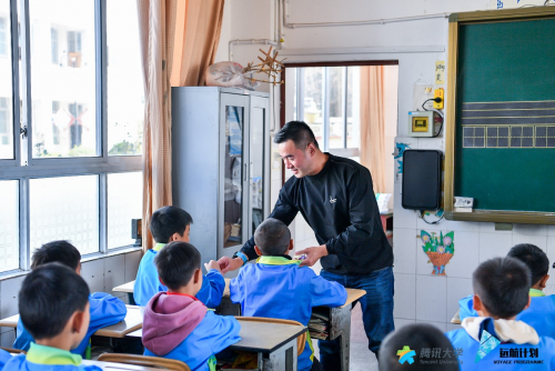 騰訊遠航計劃走進騰沖希望小學，富途將溫暖傳遞給當?shù)貛熒?/></p><p>上完課,企業(yè)家們與美麗中國的支教老師們進行了深度的交流,了解他們的故事。支教老師們來自天南地北,有從紐約大學畢業(yè)的海歸,有還在讀大三的大學生,也有在創(chuàng)業(yè)多年的前CEO,他們都在支教工作中找到自己人生的價值,發(fā)揮著自己特有的光與熱。</p><p>“這份支教工作,是我唯一確認在80歲的時候回想起來,會心頭一暖的工作。”一位支教老師這么分享,這句話也激發(fā)了學員企業(yè)內(nèi)心深處的共鳴。不論是支教老師們的公益事業(yè),還是遠航計劃所有企業(yè)家學員的當下投身的事業(yè),都是大家發(fā)自內(nèi)心的熱愛的、80歲回想起來會心頭一暖的事業(yè)。</p><p>在公益探校的最后一個環(huán)節(jié),遠航計劃的企業(yè)家學員們代表們將遠航計劃三期學員學費,共計2493000元捐贈予美麗中國支教項目。同時,還有騰訊大學以及斗魚直播、富途證券、孩子王、keep、快手、水滴、VIPKID、轉(zhuǎn)轉(zhuǎn)、自如共計9個學員企業(yè),為荷花中心小學捐贈了書籍、文具、體育器材、遠程課程、醫(yī)務(wù)室、教學器材等學校實際需要的教學物資。雖然捐贈的物資不算貴重,但是企業(yè)家們的到來,與孩子們的互動,讓這次活動有了非凡而深遠的意義。</p><p align=